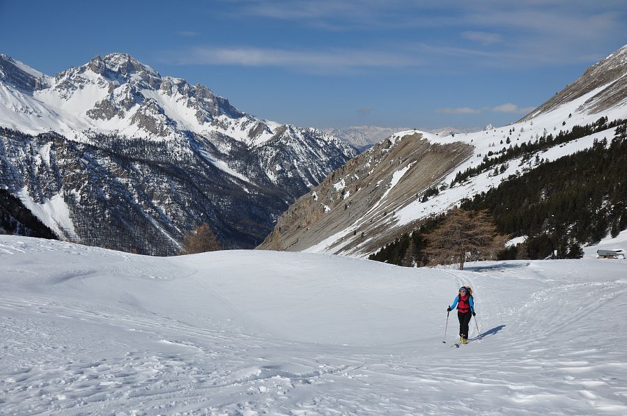 Vallon Albert : On dépasse la forêt, avec au loin l'objectif du lendemain, la Pointe de la Saume