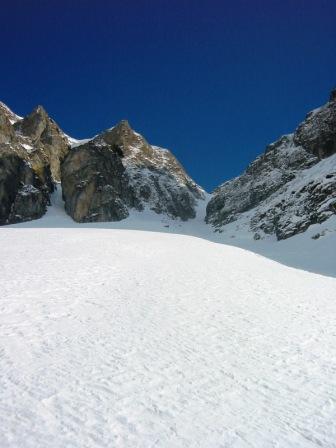 #8 couloir NW 4 : la sortie. bien tassée neige gelée au centre couloir NW 4 : la sortie. bien tassée neige gelée au centre