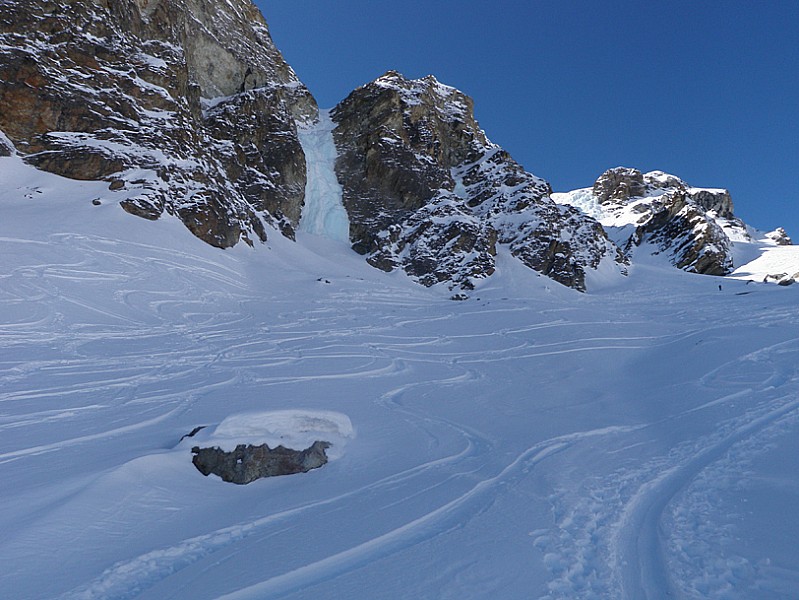 #4 belles cascades : entourée de couloirs variés belles cascades : entourée de couloirs variés