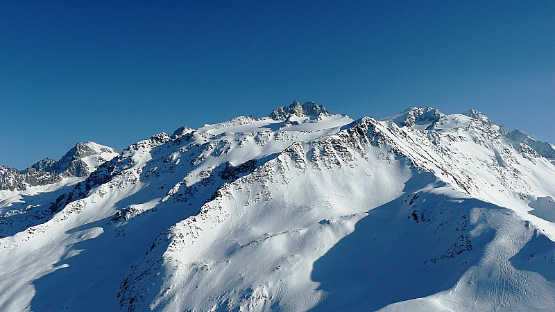 Du sommet : Belle vue sur le Génépi, le plateau de Trient avec les Aiguilles Dorées, l'Aiguille du Tour