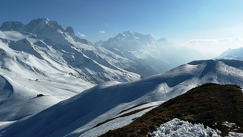 #7 La vallée de Chamonix : Au premier plan, le Tête de Balme (j La vallée de Chamonix : Au premier plan, le Tête de Balme (j'y vais pour enlever les peaux). Derrière la Verte, les Drus, toutes les aiguilles et le Mont Blanc.