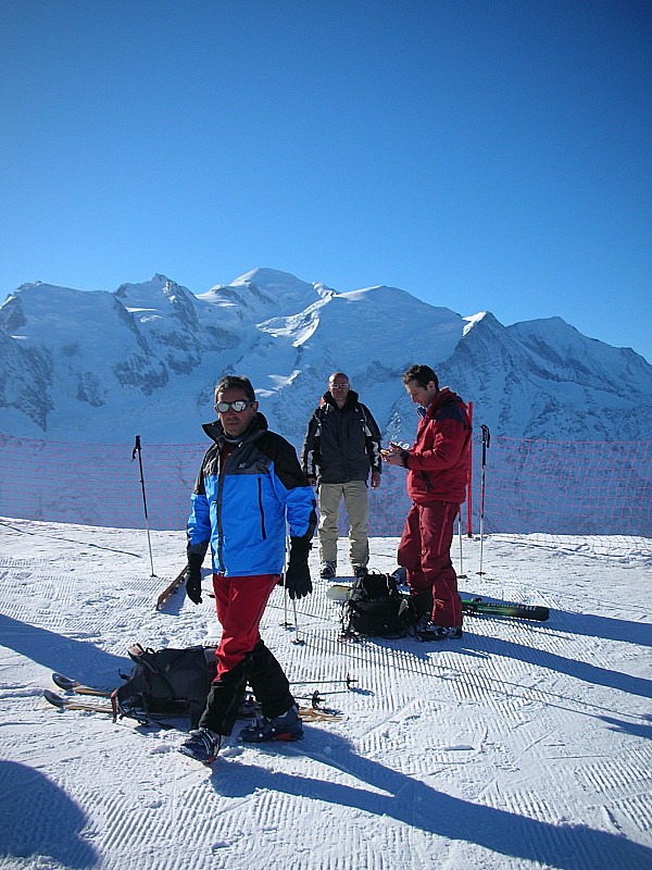#2 Pointe A. Favre : La bande au sommet Brévent - Le Mont Blanc en arrière Pointe A. Favre : La bande au sommet Brévent - Le Mont Blanc en arrière