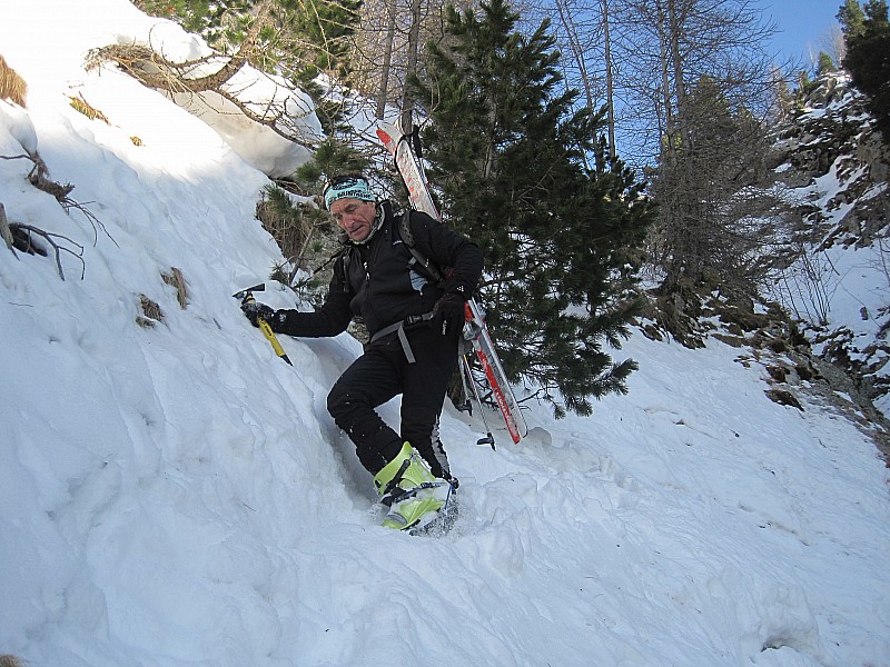 #14 cascade de la Frégure : passage scabreux en glace/poudre/herbe cascade de la Frégure : passage scabreux en glace/poudre/herbe