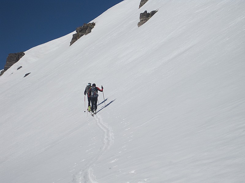 #8 on bascule de vallon : bonne neige à descendre, mais là on monte... on bascule de vallon : bonne neige à descendre, mais là on monte...