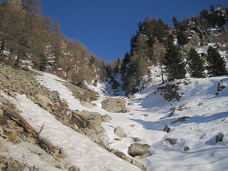 #15 cascade de la Frégure : bien avant le goulet, mieux vaut passer en rive droite dans le pierrier cascade de la Frégure : bien avant le goulet, mieux vaut passer en rive droite dans le pierrier