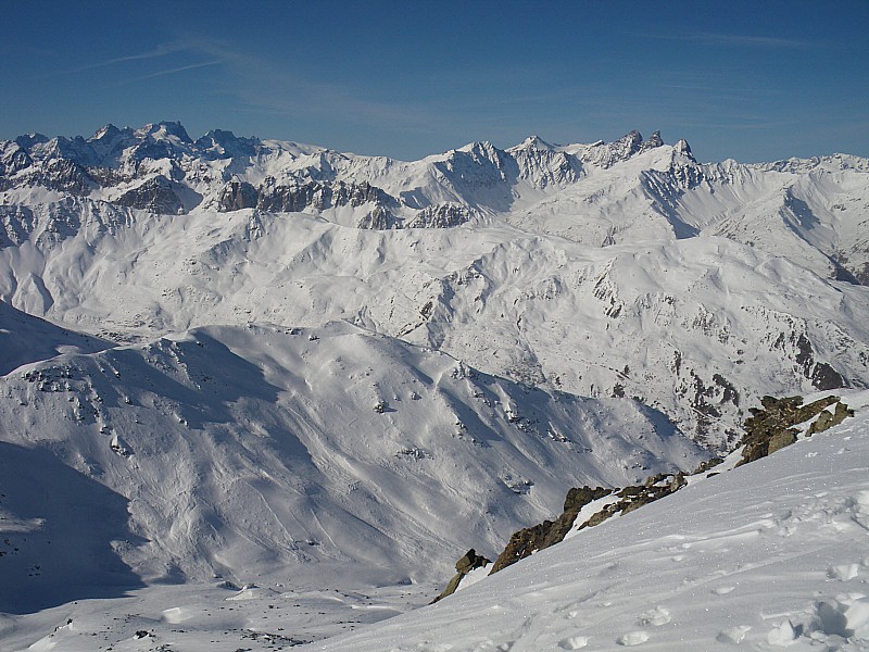 #2 Sandonière : Au premier plan on peut voir les énormes coulées.
Au loin à droite ... les ... quoi ? ... les Aiguilles d Sandonière : Au premier plan on peut voir les énormes coulées.
Au loin à droite ... les ... quoi ? ... les Aiguilles d'Arves ;)