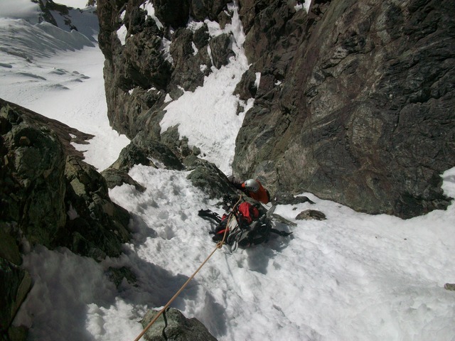 #11 Ailefroide occidentale : Les sacs ont besoin d Ailefroide occidentale : Les sacs ont besoin d'un coup de main pour franchir le ressaut, fort étroit !