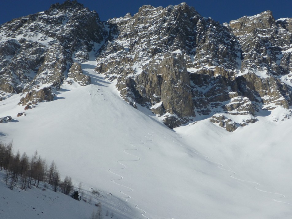 #6 Alors regardez bien la face, on n Alors regardez bien la face, on n'est pas montes dans le couloir depuis la base, on a bien traverse toooooooute la vire de droite a gauche pour arriver dans le couloir (et on n'en voit meme pas le depart tellement elle est longue et rébarbative!