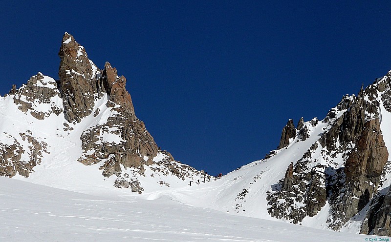 Un groupe arrive au col : du Chardonnet