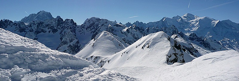 Vue vers la Table au Chantre : Vers 2700m, les Aiguilles Rouges au premier plan laissent apparaître les sommets du massif du Mont Blanc