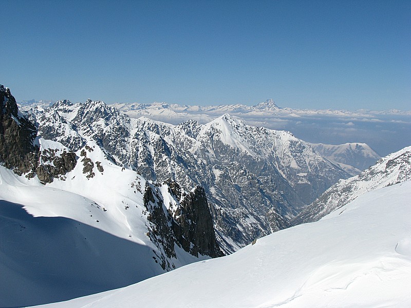 #5 En descendant vers le refuge : de Pagari une poudre légère nous attend,en fond le Mont Viso En descendant vers le refuge : de Pagari une poudre légère nous attend,en fond le Mont Viso