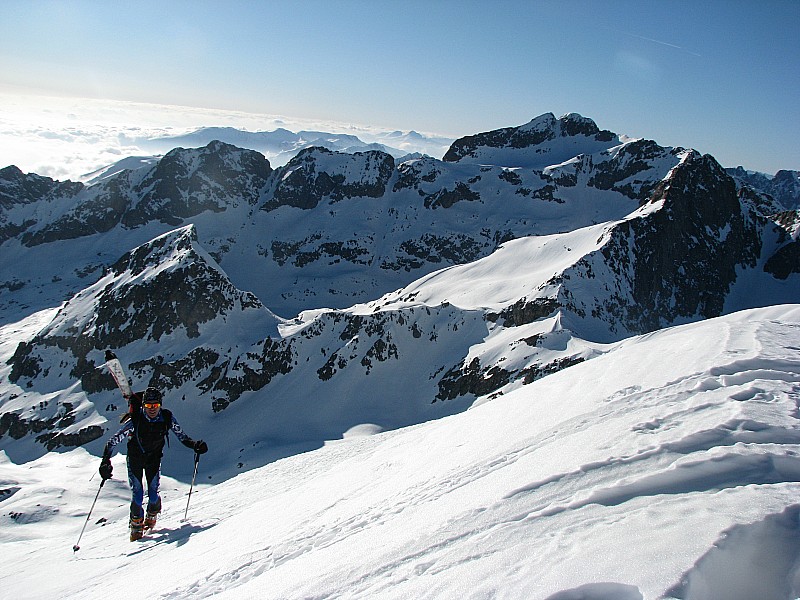 #12 Pascal arrivant au sommet : du Clapier,au fond le Gélas et son couloir. Pascal arrivant au sommet : du Clapier,au fond le Gélas et son couloir.