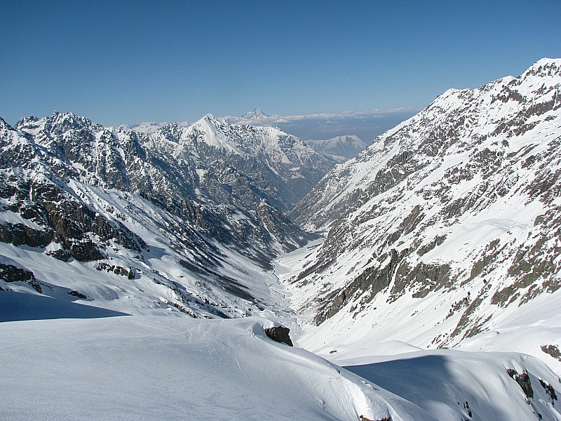 #7 le vallon descendant vers : le refuge de Pagari et toujours le Viso au fond. le vallon descendant vers : le refuge de Pagari et toujours le Viso au fond.