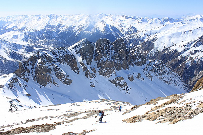 #15 -13- : Descente devant la crête de la Sauvagea et le vallon d -13- : Descente devant la crête de la Sauvagea et le vallon d'Aval