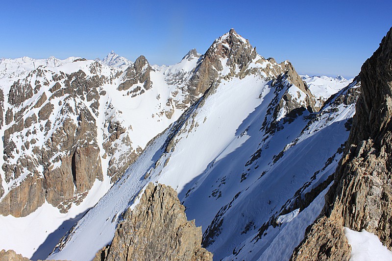 -11- : Mont Viso et aiguille de Chambeyron (on aperçoit les 2 zouzous dans l'ombre)