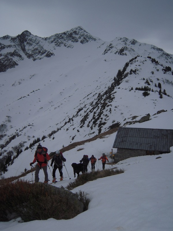 #13 bellacha : L bellacha : L'Eterlou team au refuge du col de l'arc.
Au fond le mont bellacha