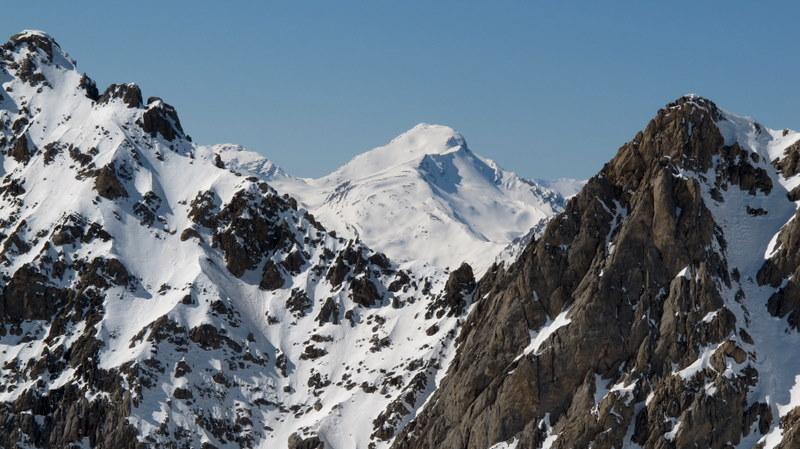#4 Tête de Vautisse : fenêtre sur le sommet de Réotier Tête de Vautisse : fenêtre sur le sommet de Réotier