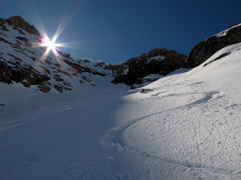 #7 Couloir de Clapouset : je suis passé à gauche, juste sous les rayons du soleil ; le goulet de droite passe également. Couloir de Clapouset : je suis passé à gauche, juste sous les rayons du soleil ; le goulet de droite passe également.