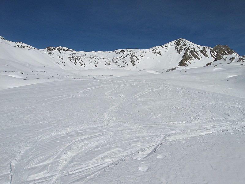 #2 Montée au Col des Sarrazins : A droite la pointe, à gauche du rognon le Col Montée au Col des Sarrazins : A droite la pointe, à gauche du rognon le Col