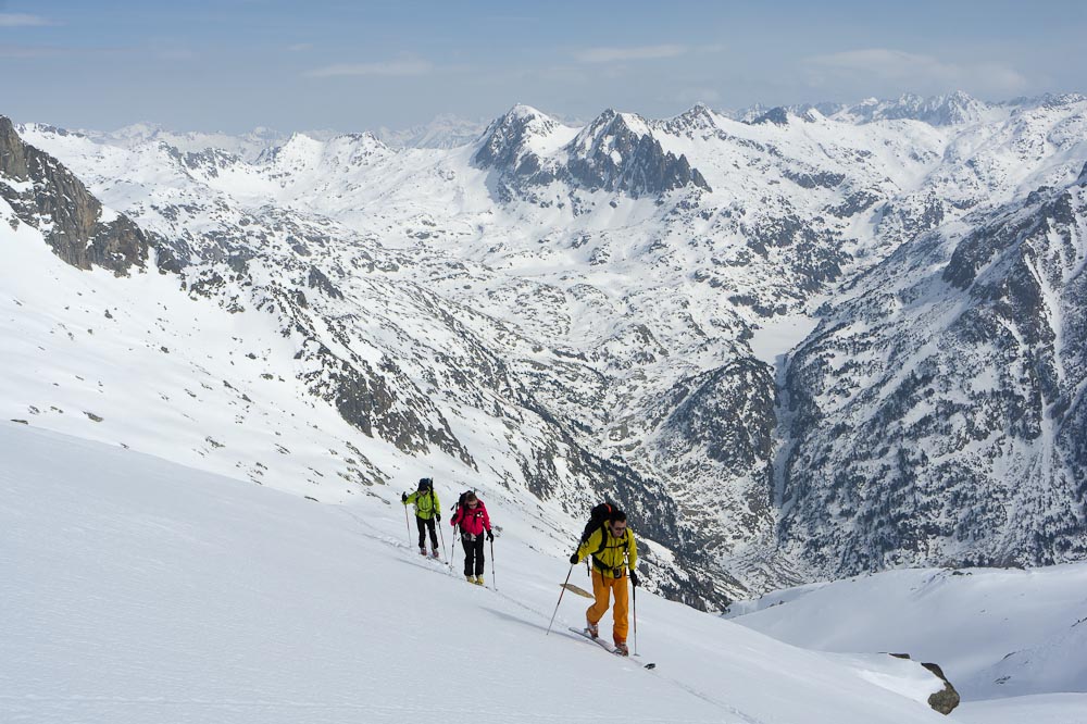 montée vers le Besiberri : Au fond les Aiguilles de Travessani