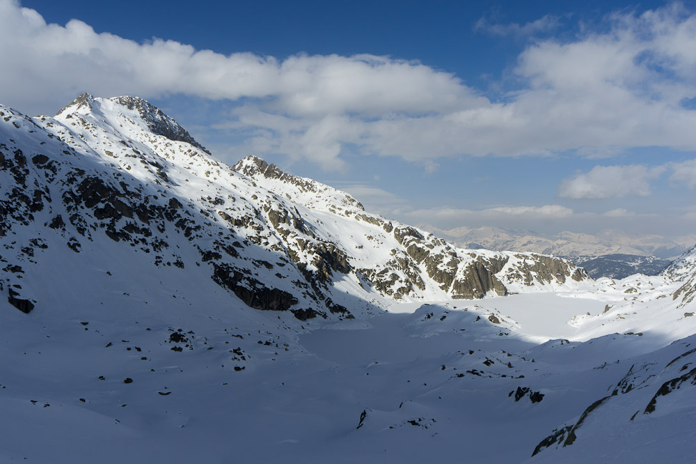 le Tossau de Mar et son Lac : belle face SE accessible en traversant le barrage de Restanca