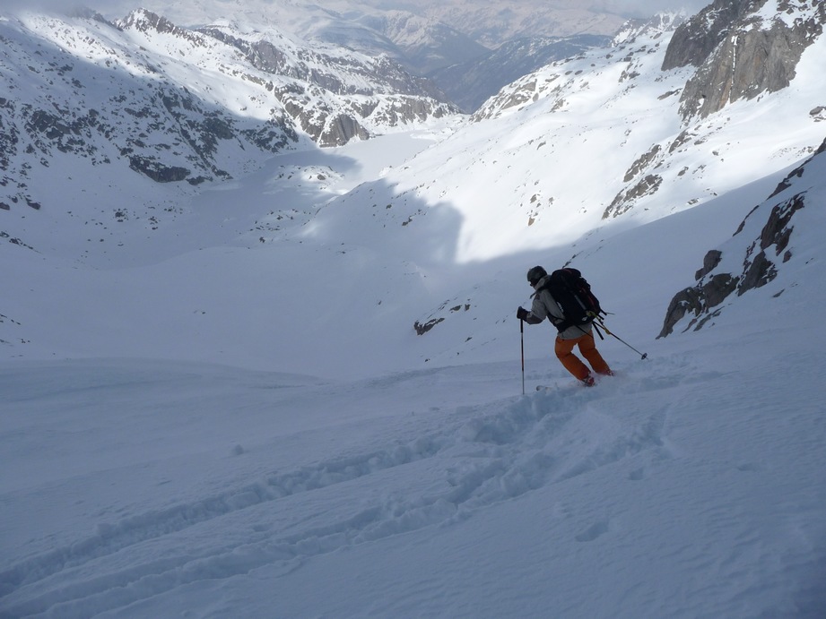 Besiberri : Belle neige dans la descente de la brèche...