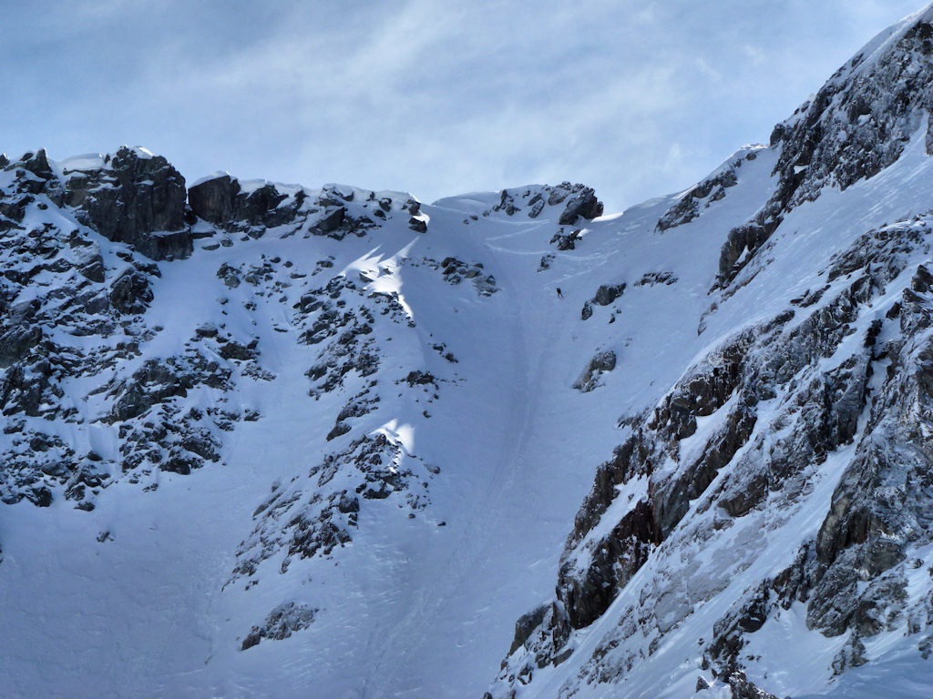 #15 Couloir Nord du Charmet : Un randonneur solitaire dans le haut. Couloir Nord du Charmet : Un randonneur solitaire dans le haut.