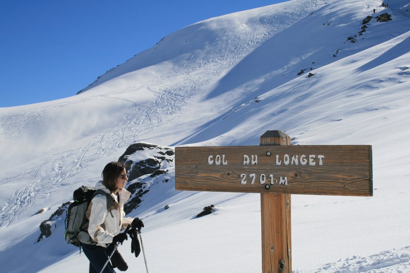 Arrivée au col : quand on voit les traces sous le Pic Traversier, certains ont des arrangements privés avec le ciel.