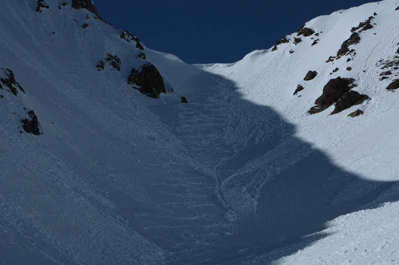 #10 Cerise : Descente du col de Cerise côté Français. Trace entre les coulées de la veille. Neige lourde mais excellente à skier. Cerise : Descente du col de Cerise côté Français. Trace entre les coulées de la veille. Neige lourde mais excellente à skier.