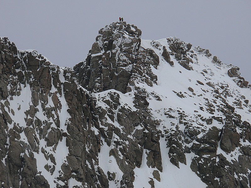 Ritondu : Trois skieurs au sommet du Ritondu. On peut apercevoir leurs skis au sommet du couloir de montée en zoomant