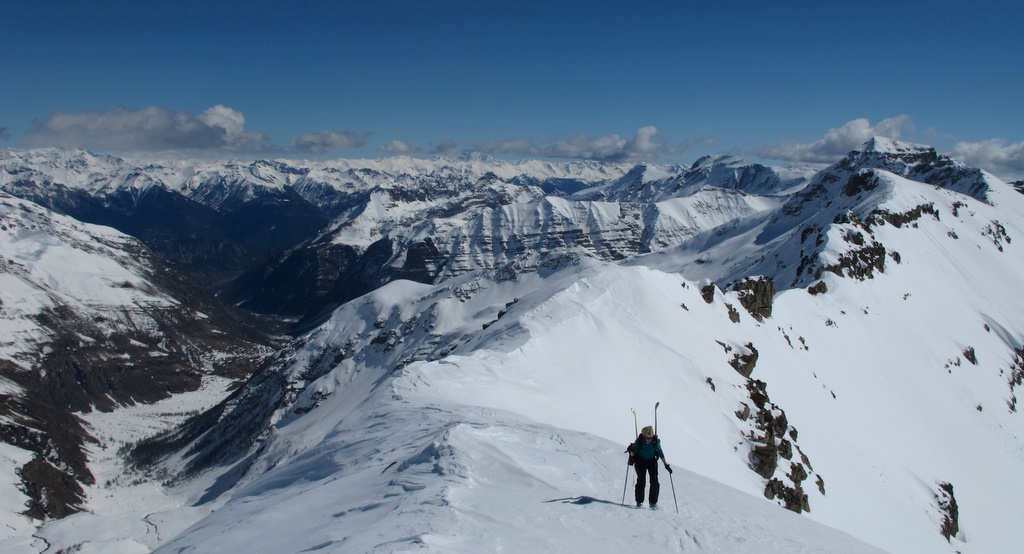 #4 Sur la crête : La vallée de Freissinières à gauche, et le Gd Pinier à droite Sur la crête : La vallée de Freissinières à gauche, et le Gd Pinier à droite