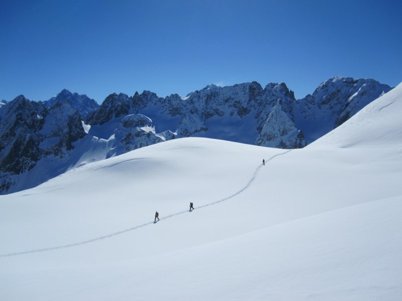 Au débouché du mur : Image à la Samivel dans la fraîche et les aiguilles rouge en arrière plan