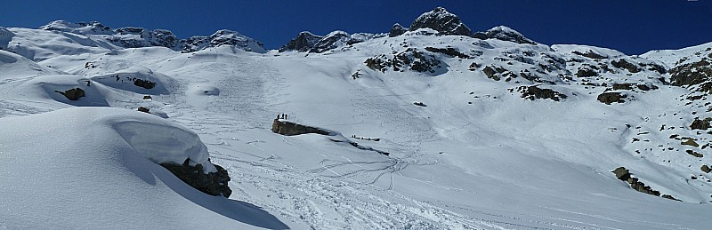 aux alentours : du refuge a la mi-journée :de la trace.....