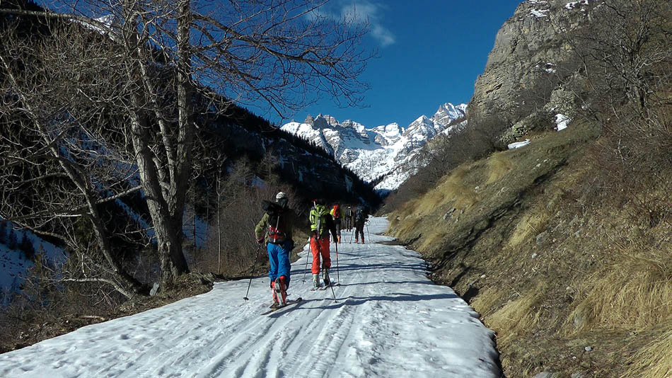 Départ par la route encore enneigée