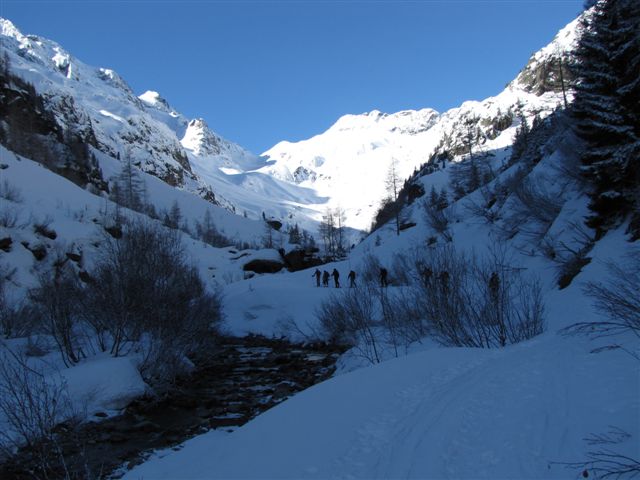 #2 vallon de Bérard : doucement on se rapproche du col (à G) vallon de Bérard : doucement on se rapproche du col (à G)