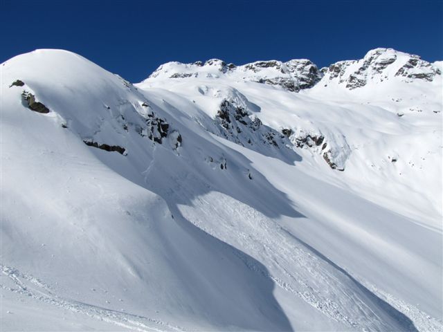 #5 sous le col Bérard : la seule coulée un peu avant le col
au fond le Brèche de Bérard (pour une autre fois!) vierge à la montée, multitracée à la descente sous le col Bérard : la seule coulée un peu avant le col
au fond le Brèche de Bérard (pour une autre fois!) vierge à la montée, multitracée à la descente