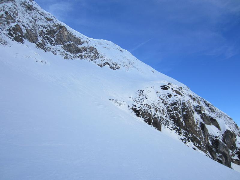 #4 NE du Tardevant : ça a l NE du Tardevant : ça a l'air d'être bien enneigée, mais le travail du vent était visible sur la surface et avec le danger marqué annoncé + la bise c'était peut être pas le bon jour...