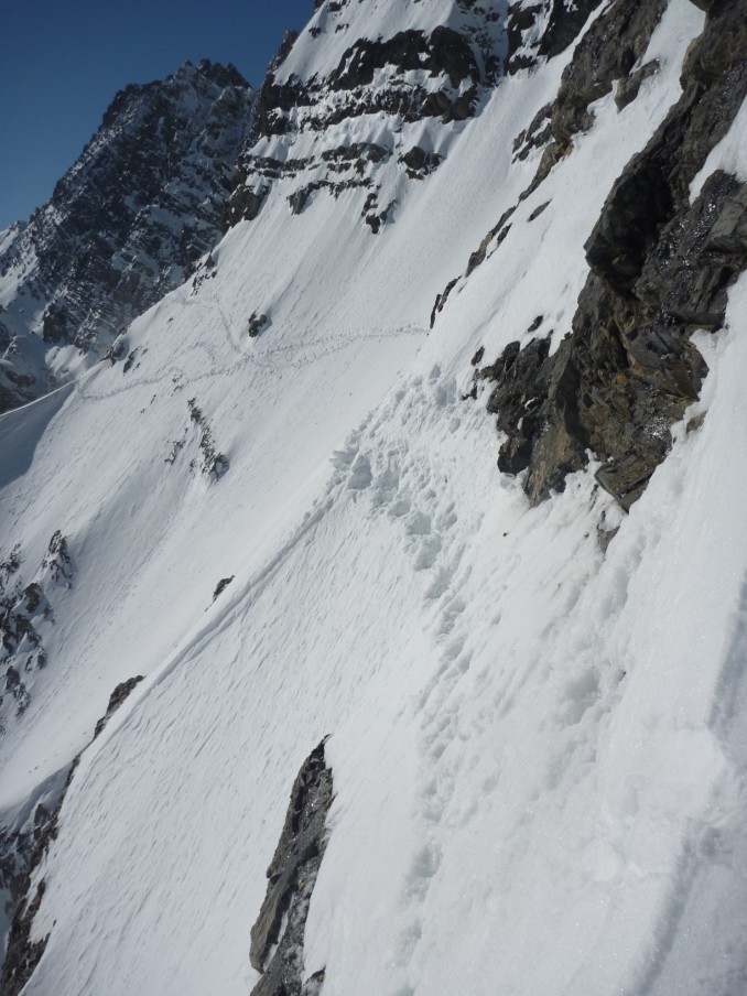 #15 Le passage un peu delicat, dans la categorie "mieux vaut 1 piton de plus qu Le passage un peu delicat, dans la categorie "mieux vaut 1 piton de plus qu'1 homme de moins", on a prefere remettre les crampons sur ces qq metres...