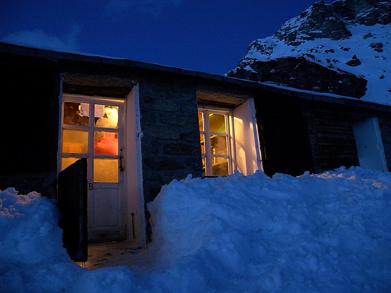 refuge d'hiver : sweet home avec bois dans le premier box et couvertures dans tous les box