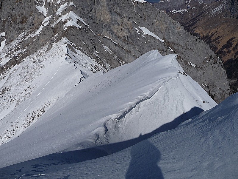 #6 corniches : le col d corniches : le col d'armenaz au loin et en bas à gauche le passage pour sortir de la face nord