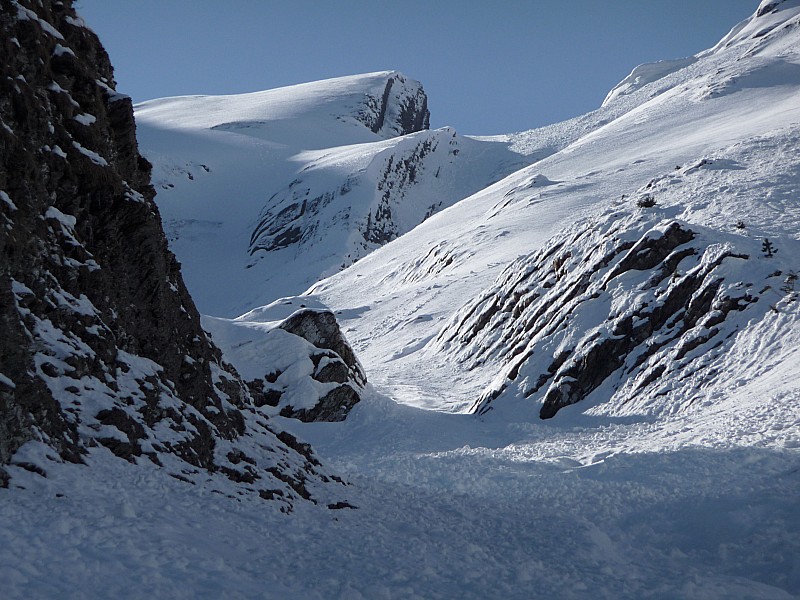 #12 face nord : vue depuis le bas de la face avec le zoom*10 : on vois le goulet vers 1700-1800m et le passage raide à droite face nord : vue depuis le bas de la face avec le zoom*10 : on vois le goulet vers 1700-1800m et le passage raide à droite