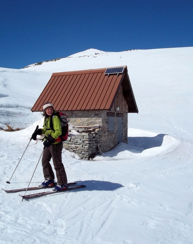 #1 Refuge : camille pose devant le refuge Refuge : camille pose devant le refuge