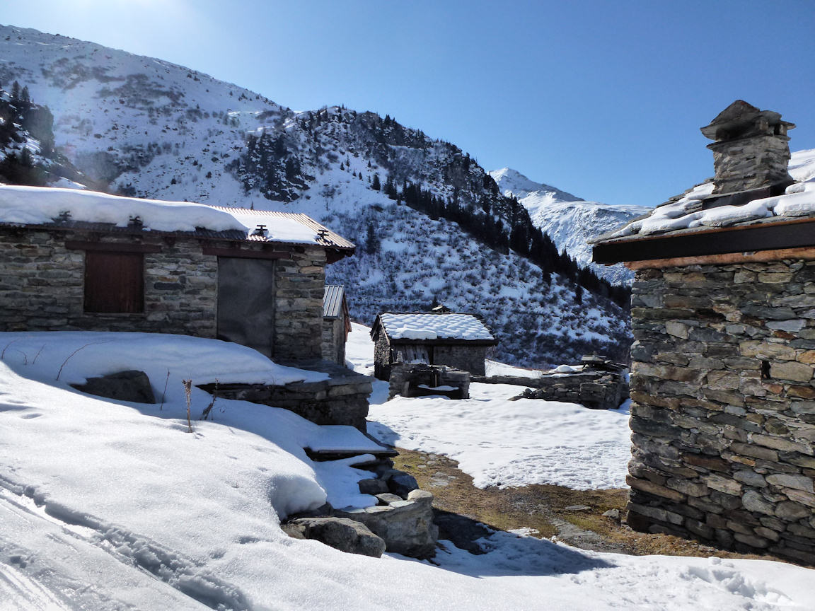 La Savonne (1780 m) : Au dessus du village, nous seront contraints de suivre la route seule enneigée.