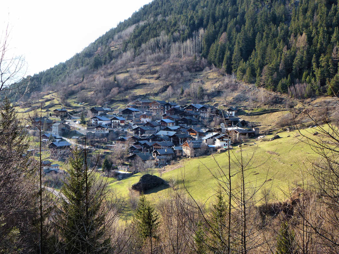 Le village du Miroir : Vue de la route, à proximité de l'arrivée.