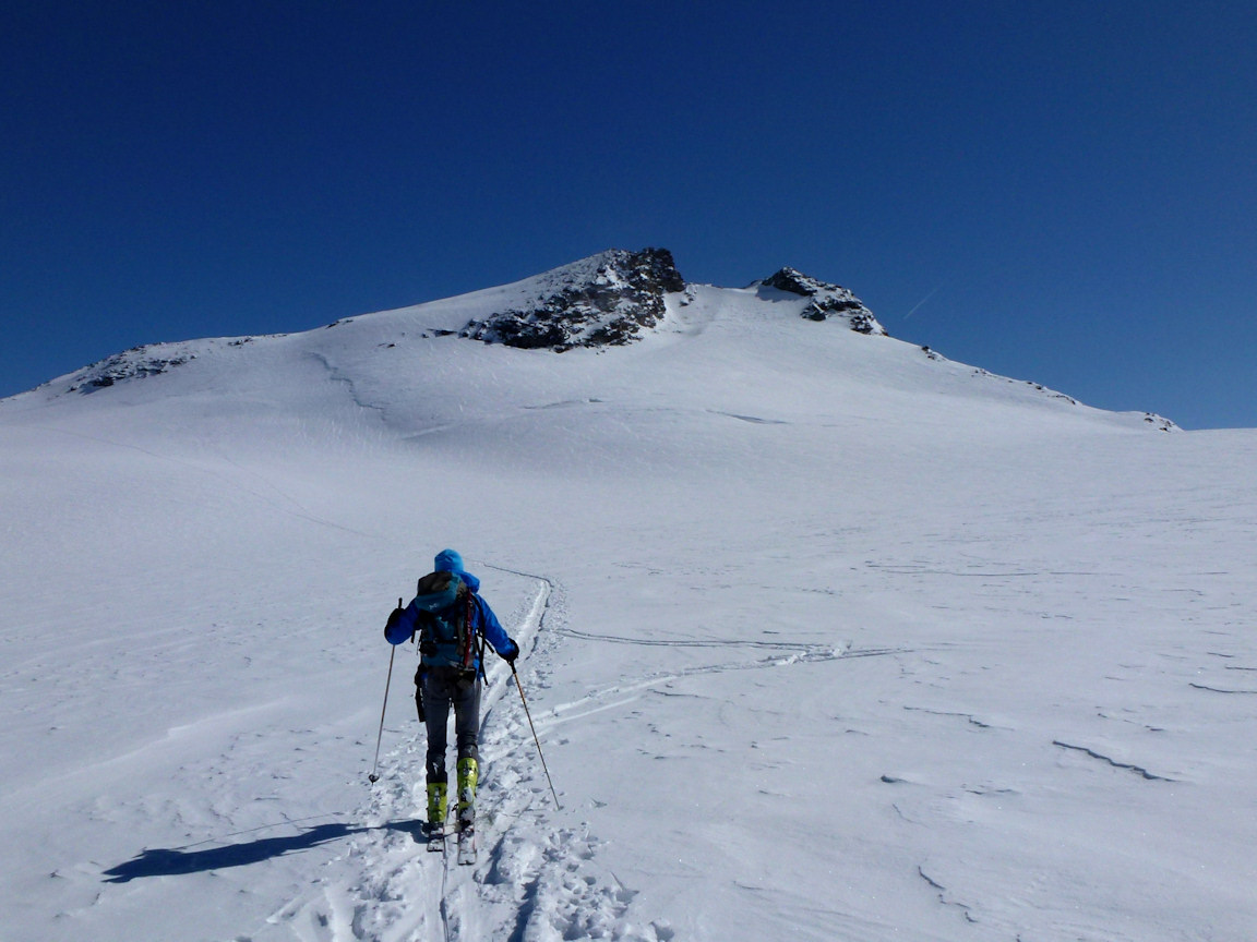 Traversée du glacier du Ruitor : Le sommet (3486 m) est devant nous. Nous apprécions le calme et le silence exceptionnel