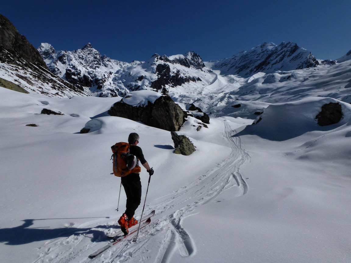 Vers le plan de la Sassière : Nous découvrons la suite de l'itinéraire : droit devant, le vallon de l'Invernet.