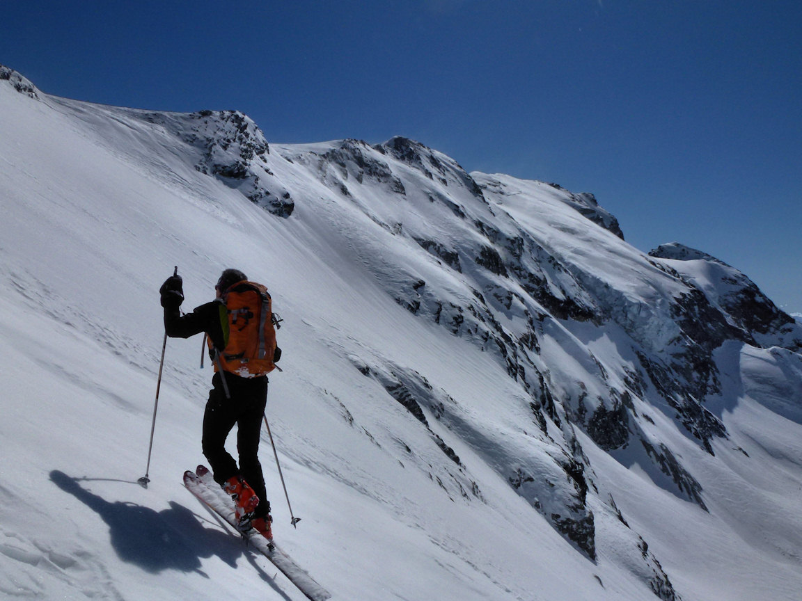 Montée au col de l'Invernet : Un vent tempétueux nous accueillera un peu plus haut, à notre arrivée en Italie.