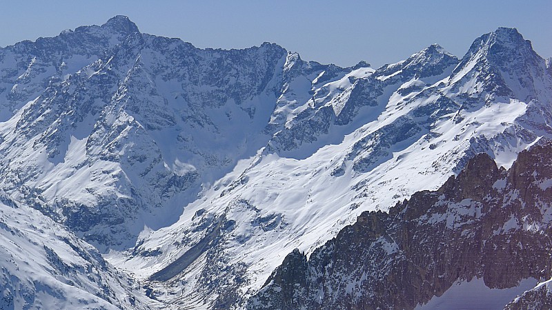 #4 Monstre avalanche : Avalanche ou carrément glissement de terrain visible dans le vallon de la Lavey... Regardez le zoom sur la suivante. Monstre avalanche : Avalanche ou carrément glissement de terrain visible dans le vallon de la Lavey... Regardez le zoom sur la suivante.