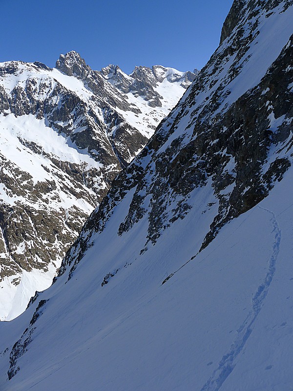#2 Conversions : Les 2/3 du couloir se montent en ski. Avec vue sur le Rateau. A propos, faut pas s Conversions : Les 2/3 du couloir se montent en ski. Avec vue sur le Rateau. A propos, faut pas s'en mettre un dans les conversions...