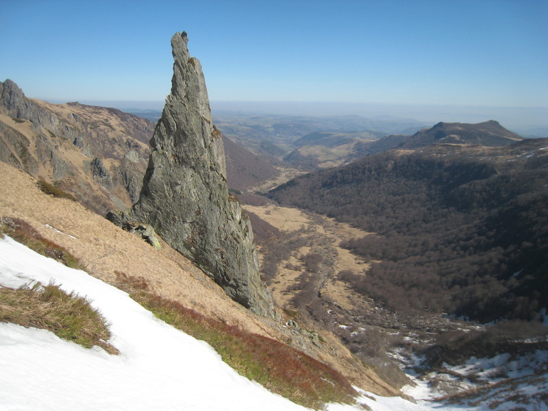 #5 Puy Ferrand : Aiguille du Moine qui domine le fond de Chaudefour Puy Ferrand : Aiguille du Moine qui domine le fond de Chaudefour